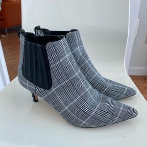 Short plaid boots with heel